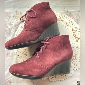 Women's Suede Ankle Boots - Burgundy / Clarks's Size 8 Womens